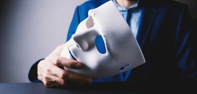 حكم من يعمل عمل ذي الوجهين